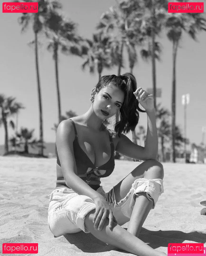 Tara Yazdi Onlyfans Photo Gallery 