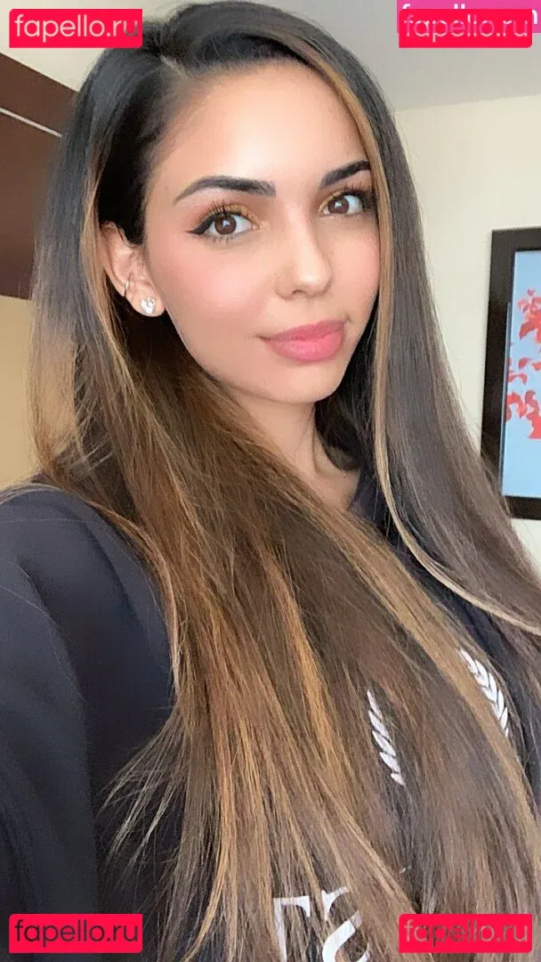 Tara Yazdi Onlyfans Photo Gallery 