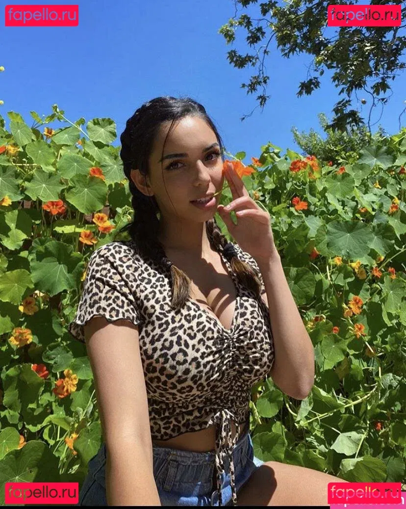 Tara Yazdi Onlyfans Photo Gallery 