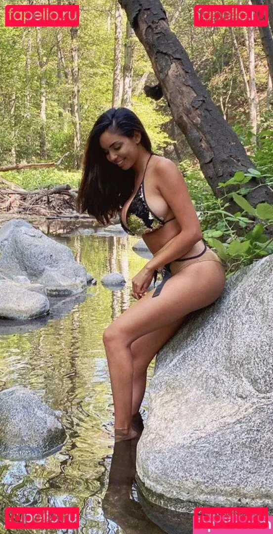 Tara Yazdi Onlyfans Photo Gallery 