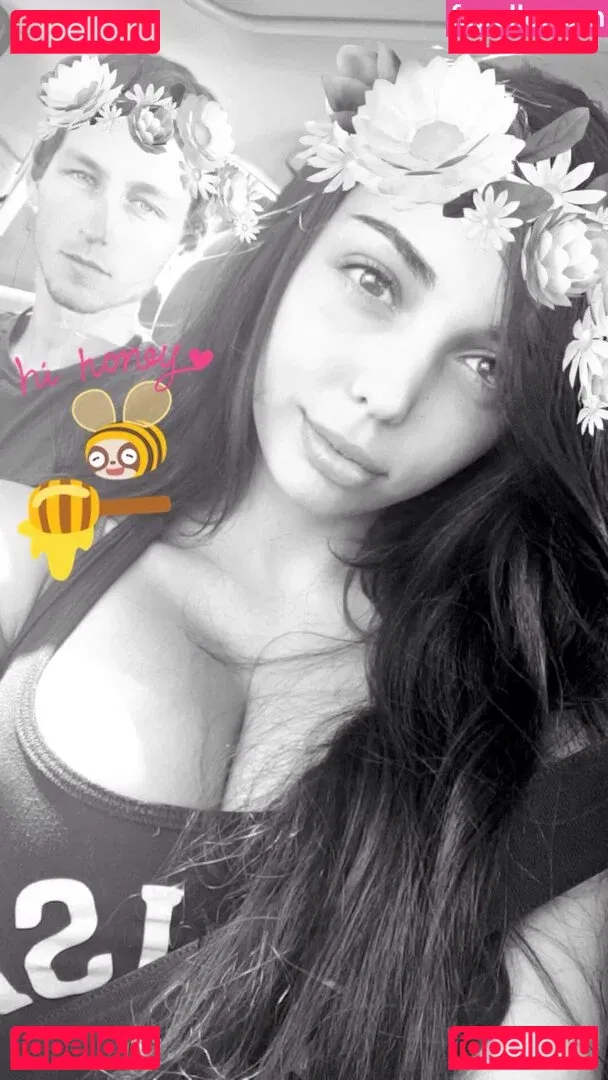 Tara Yazdi Onlyfans Photo Gallery 