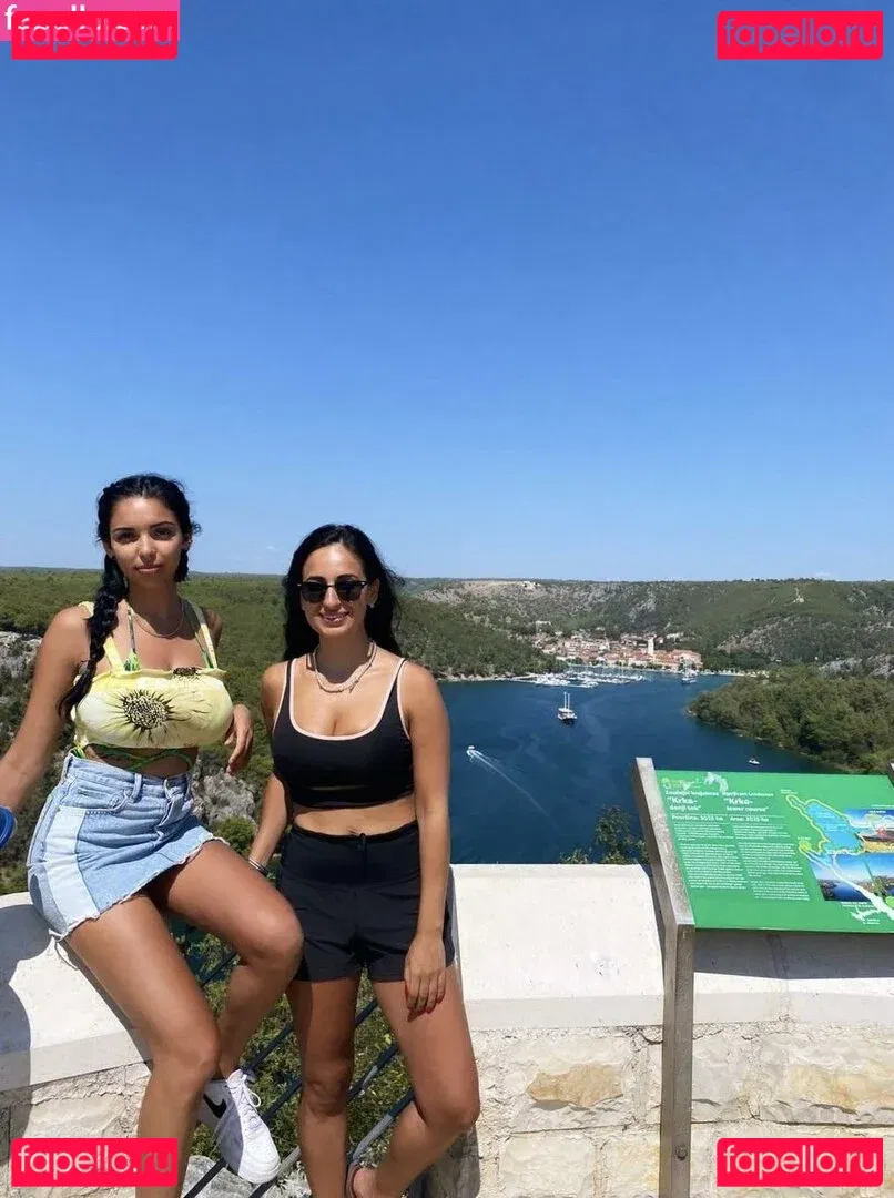 Tara Yazdi Onlyfans Photo Gallery 