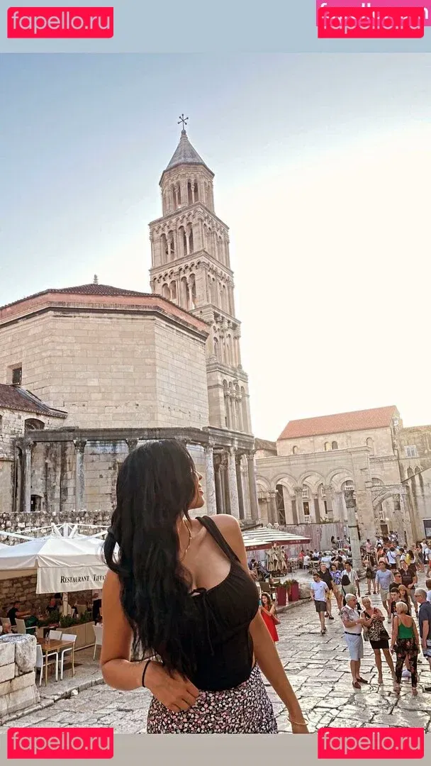 Tara Yazdi Onlyfans Photo Gallery 