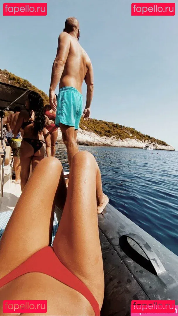 Tara Yazdi Onlyfans Photo Gallery 