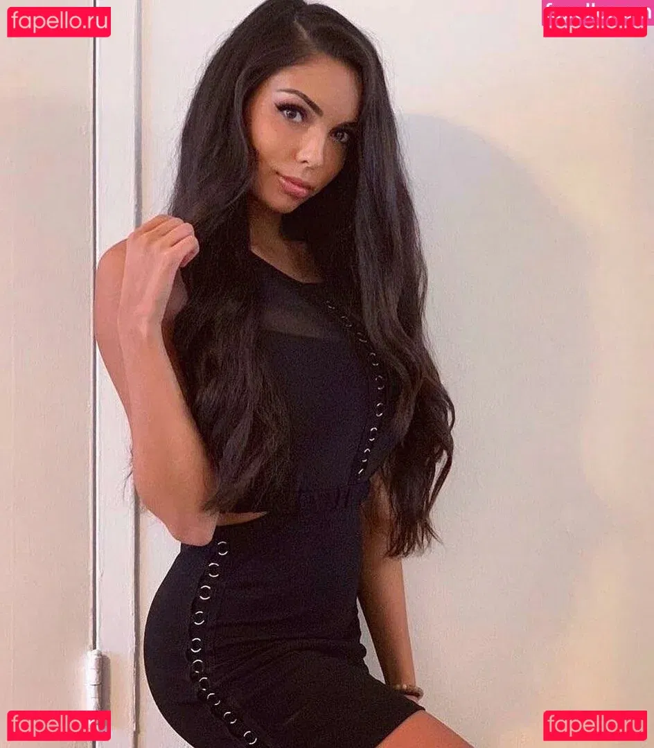 Tara Yazdi Onlyfans Photo Gallery 