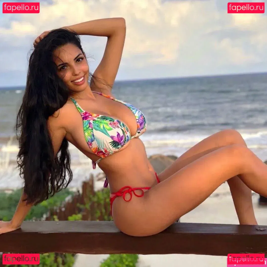 Tara Yazdi Onlyfans Photo Gallery 