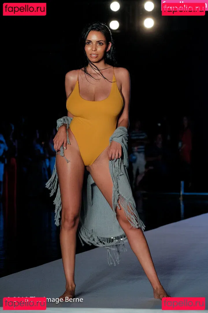 Tara Yazdi Onlyfans Photo Gallery 