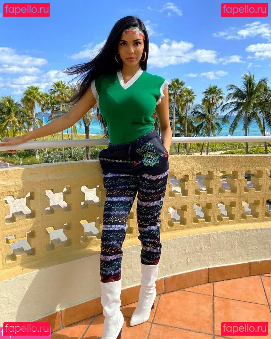 Tara Yazdi Onlyfans Photo Gallery 