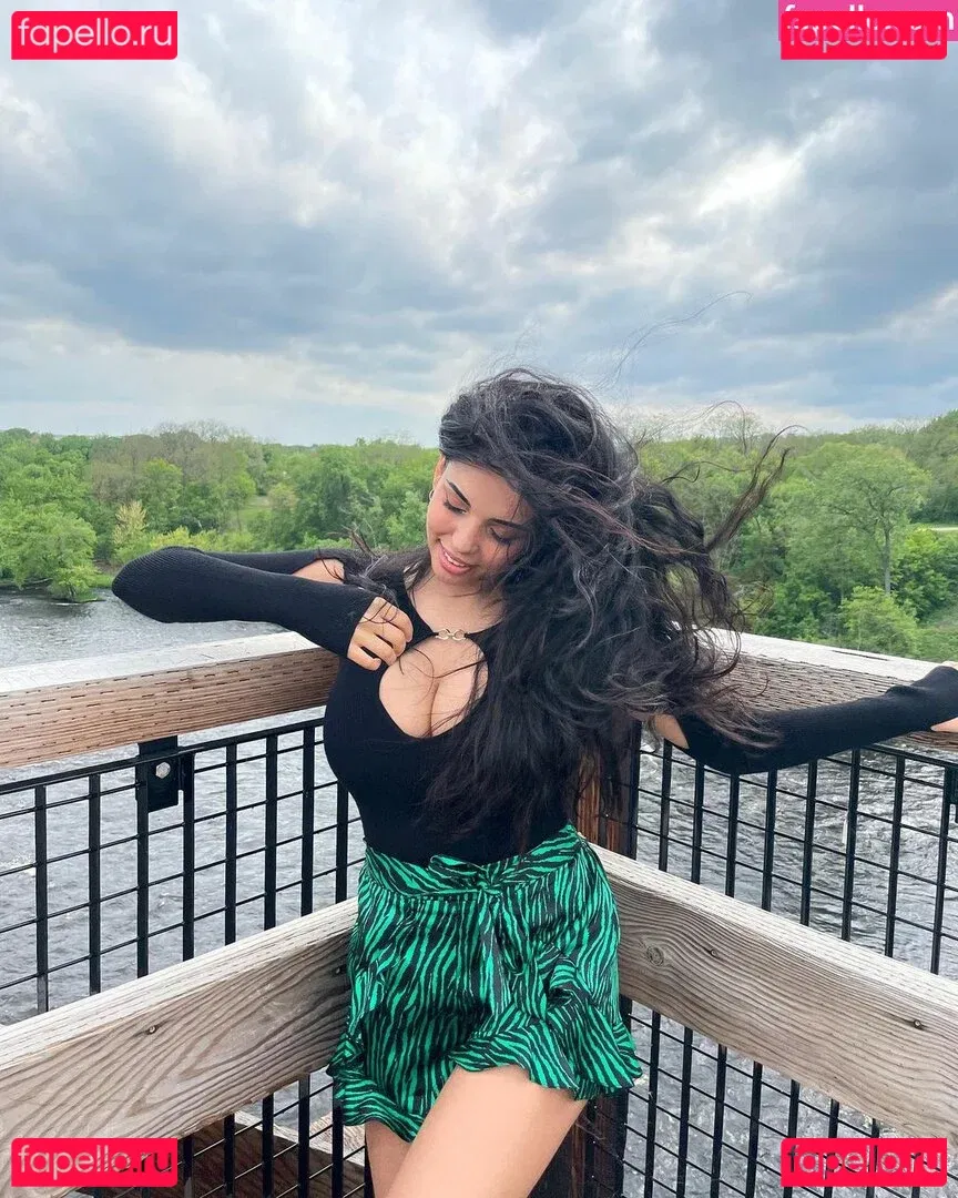 Tara Yazdi Onlyfans Photo Gallery 