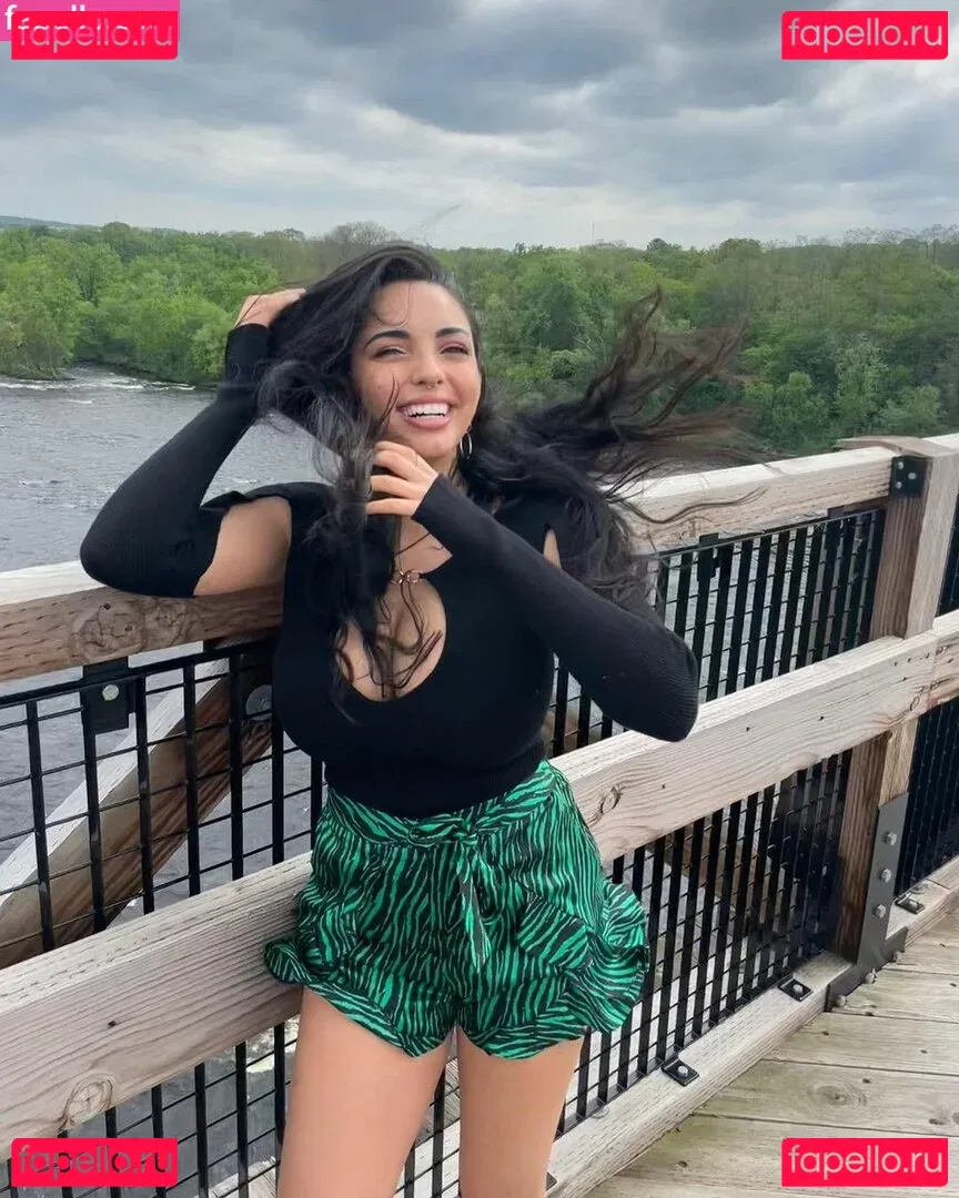 Tara Yazdi Onlyfans Photo Gallery 