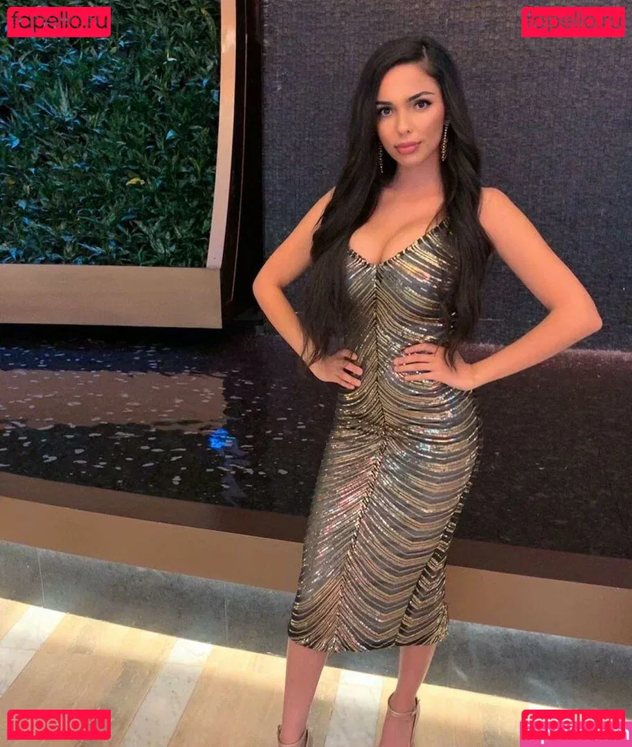 Tara Yazdi Onlyfans Photo Gallery 