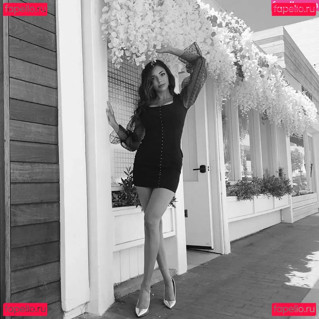 Tara Yazdi Onlyfans Photo Gallery 