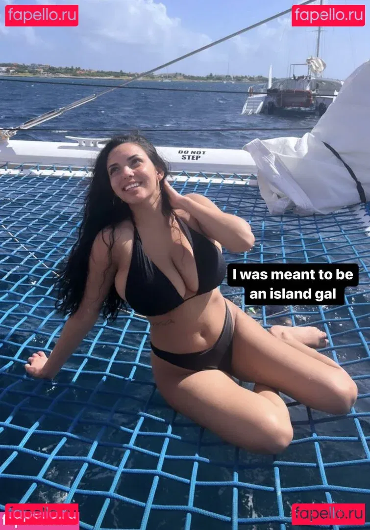 Tara Yazdi Onlyfans Photo Gallery 