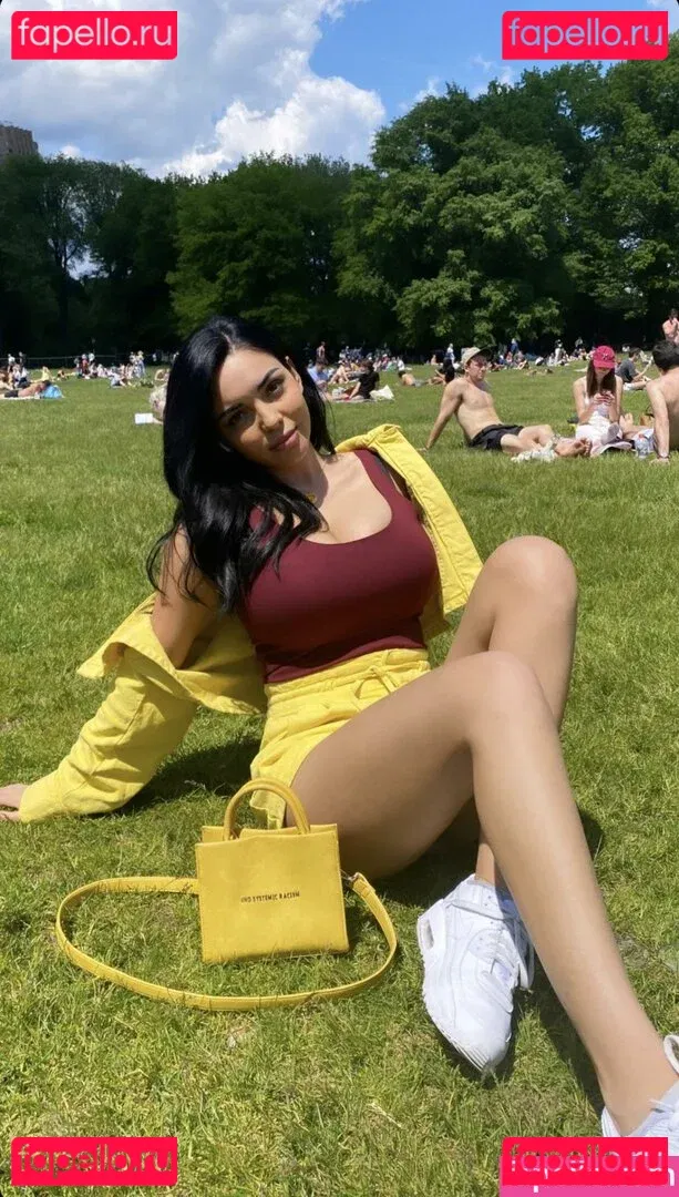 Tara Yazdi Onlyfans Photo Gallery 