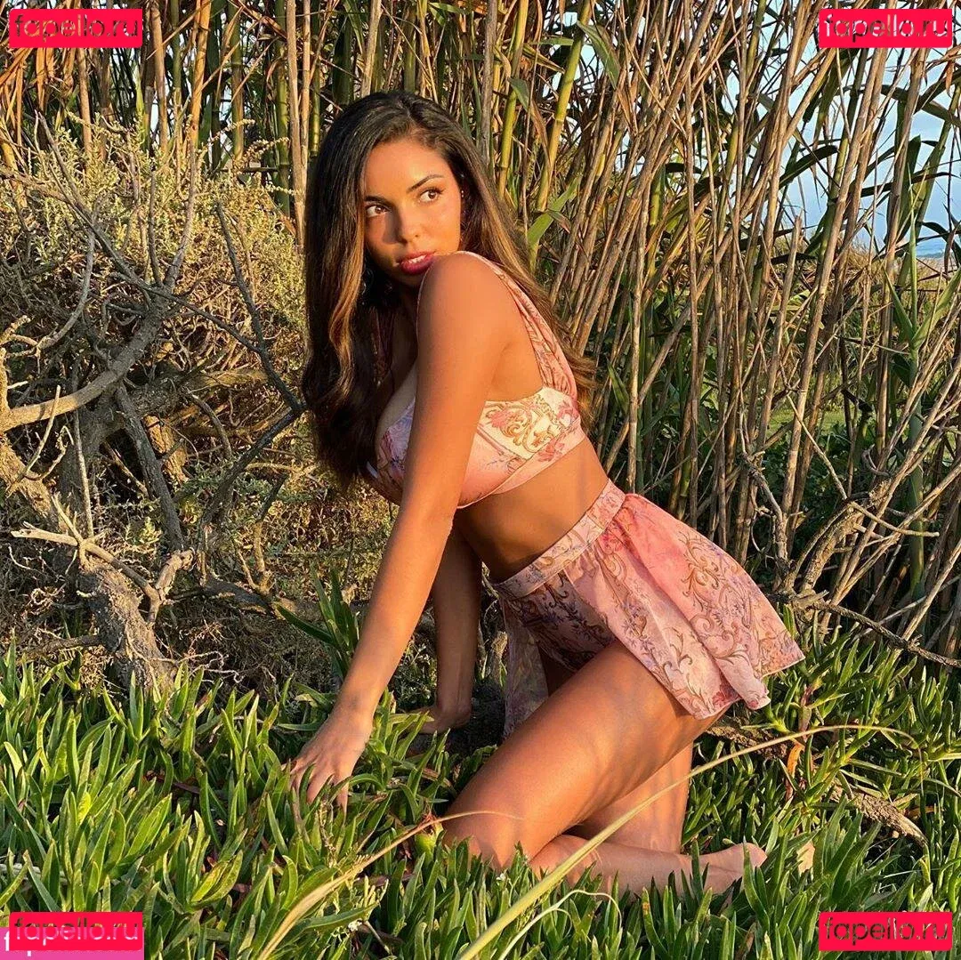 Tara Yazdi Onlyfans Photo Gallery 