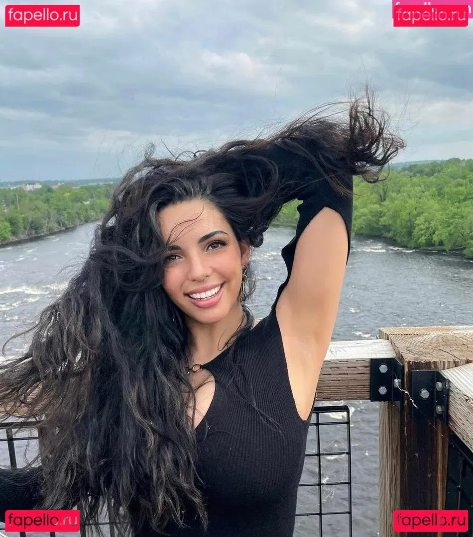 Tara Yazdi Onlyfans Photo Gallery 