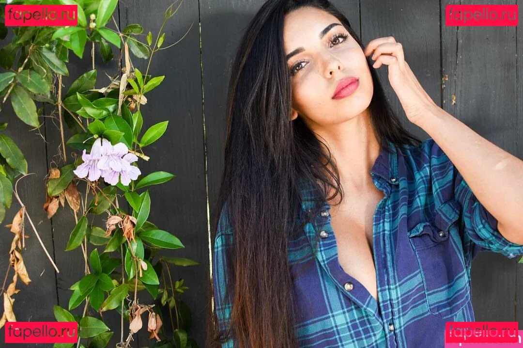 Tara Yazdi Onlyfans Photo Gallery 