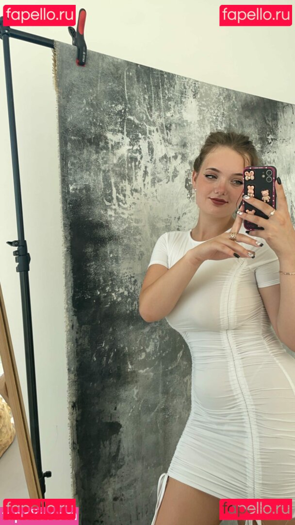 Caroline Moore Nude Onlyfans Photo 24