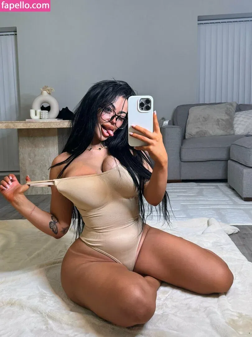 Hollyydollyy Onlyfans Photo Gallery 