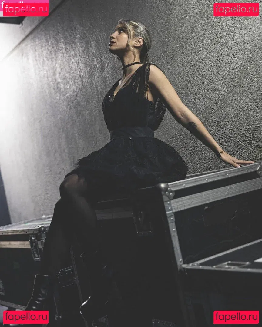 Laure Valée Onlyfans Photo Gallery 