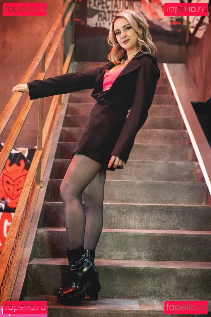 Laure Valée Onlyfans Photo Gallery 