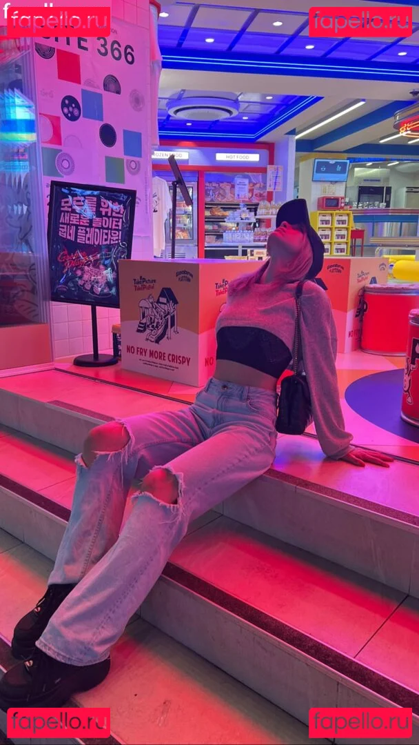 Laure Valée Onlyfans Photo Gallery 