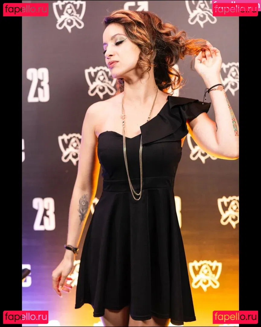 Laure Valée Onlyfans Photo Gallery 