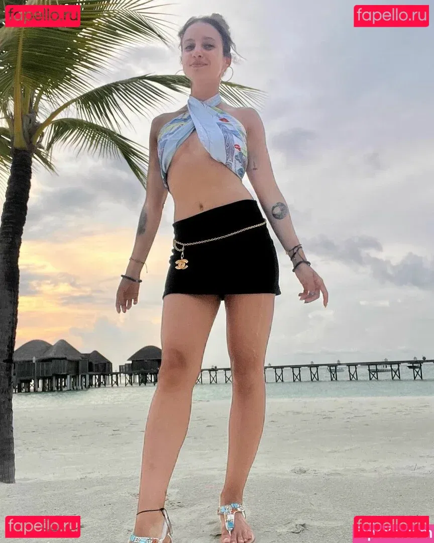 Laure Valée Onlyfans Photo Gallery 