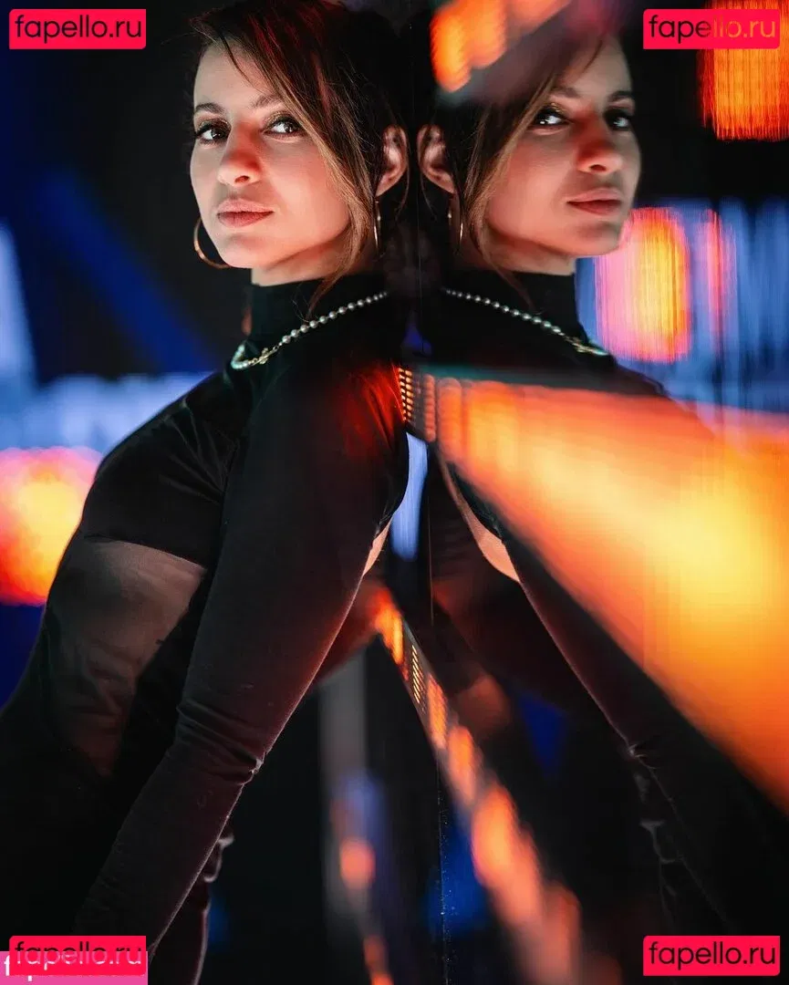 Laure Valée Onlyfans Photo Gallery 