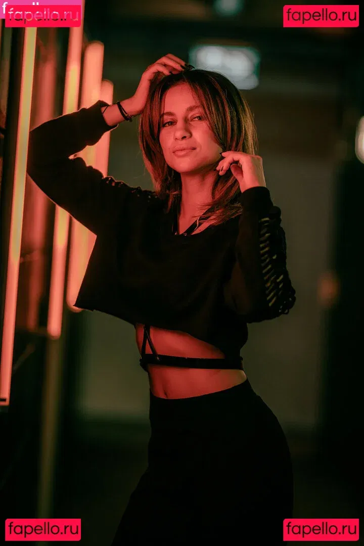 Laure Valée Onlyfans Photo Gallery 