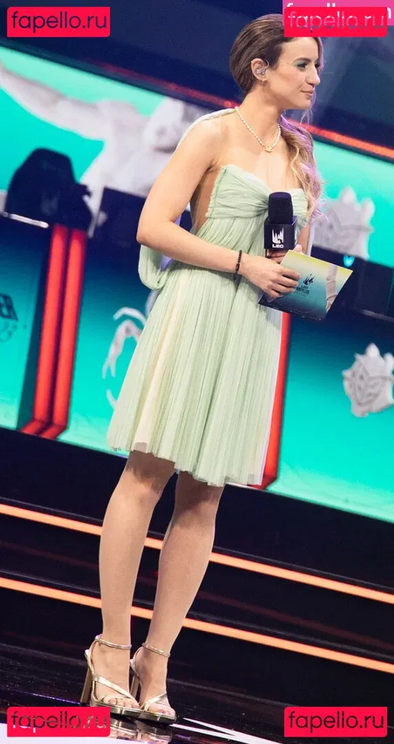 Laure Valée Onlyfans Photo Gallery 