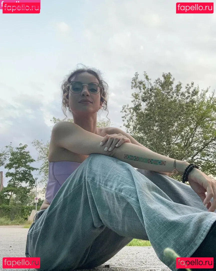 Laure Valée Onlyfans Photo Gallery 