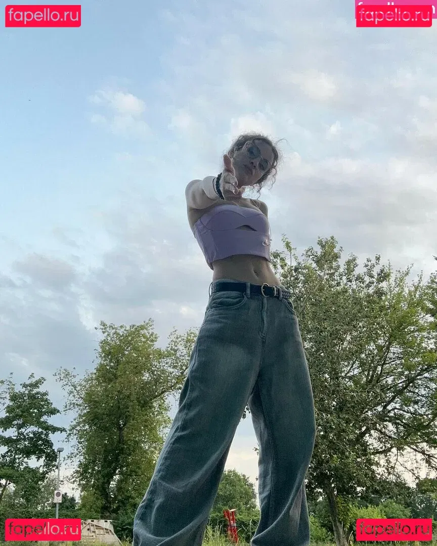 Laure Valée Onlyfans Photo Gallery 