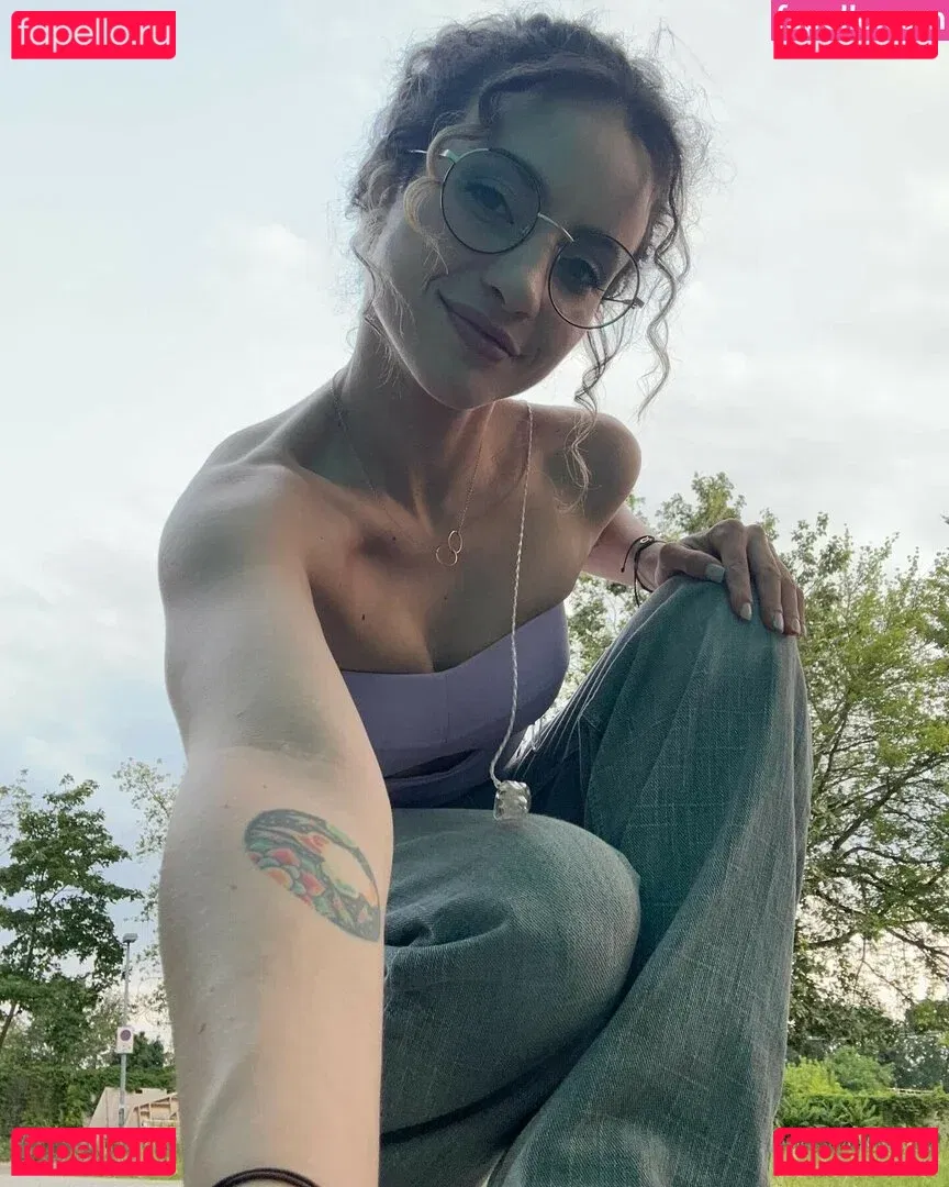 Laure Valée Onlyfans Photo Gallery 