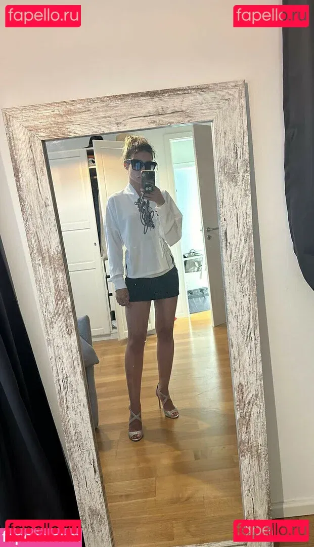 Laure Valée Onlyfans Photo Gallery 