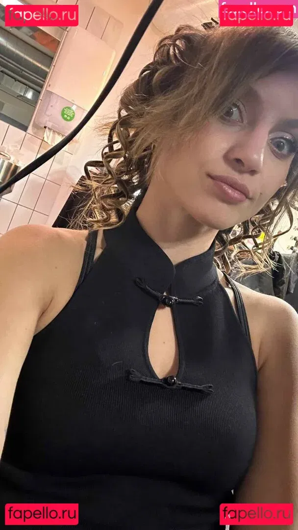 Laure Valée Onlyfans Photo Gallery 