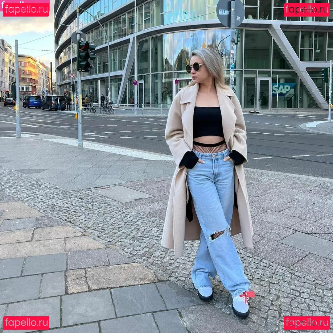 Laure Valée Onlyfans Photo Gallery 