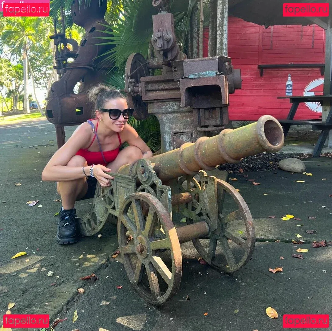 Laure Valée Onlyfans Photo Gallery 