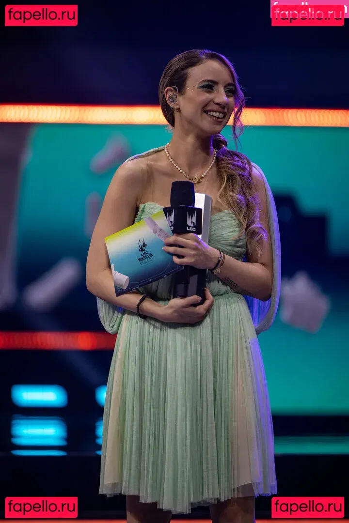 Laure Valée Onlyfans Photo Gallery 