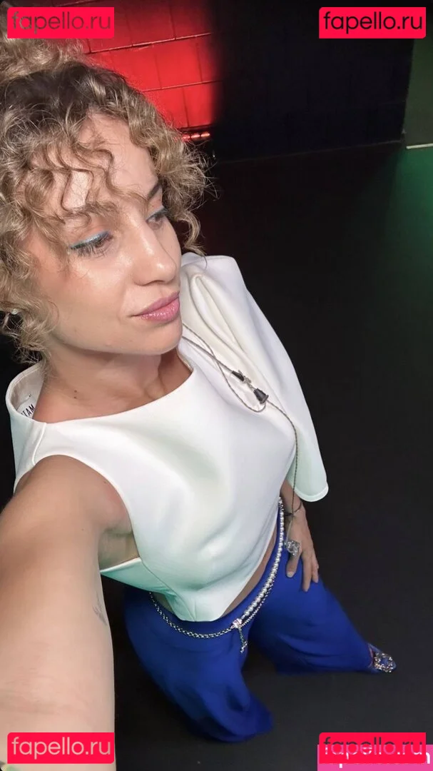 Laure Valée Onlyfans Photo Gallery 