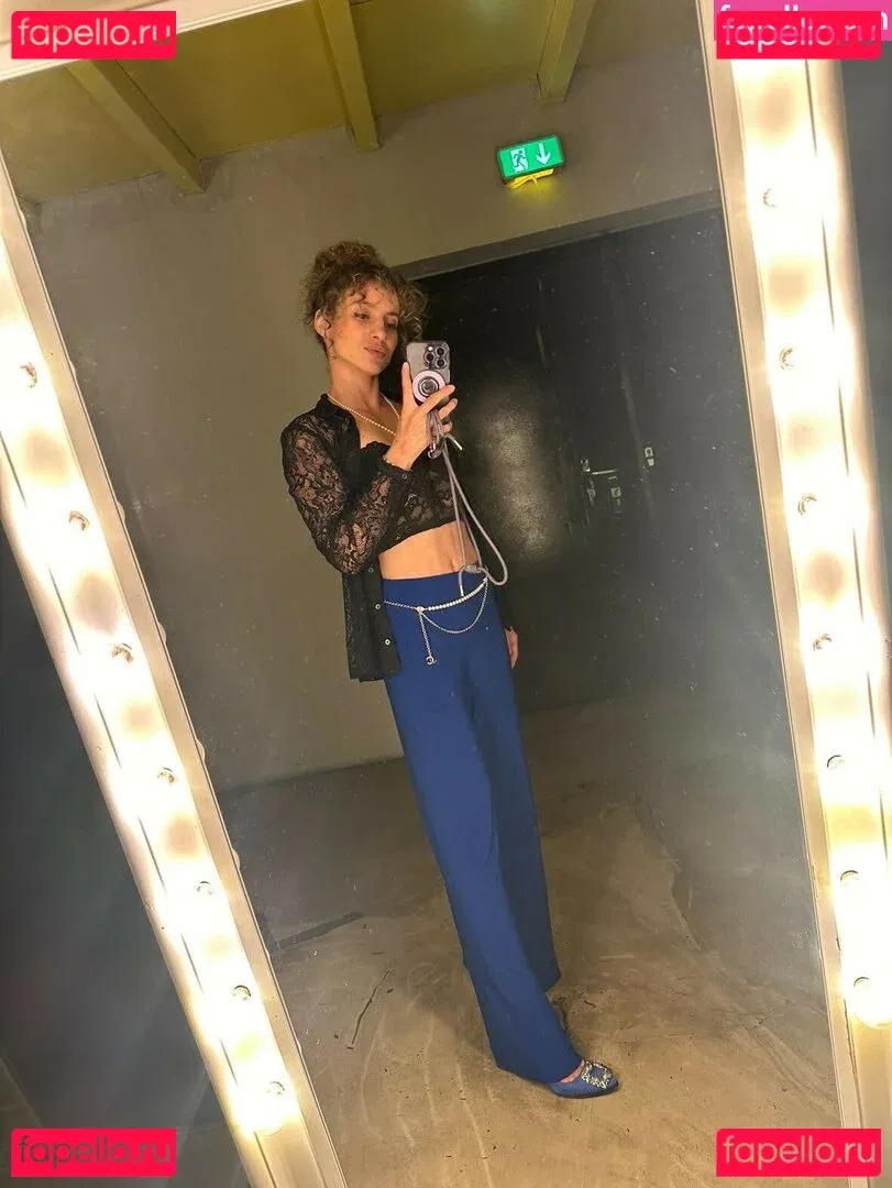 Laure Valée Onlyfans Photo Gallery 