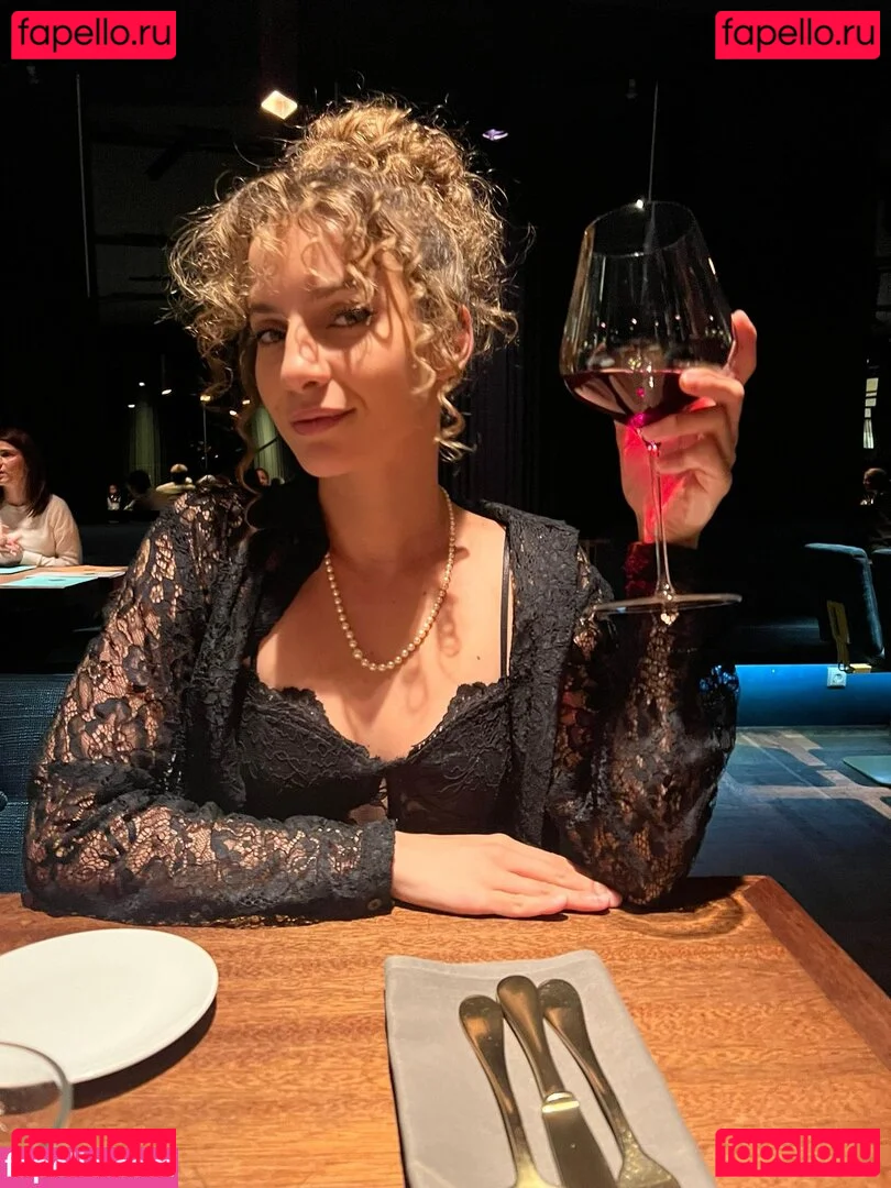 Laure Valée Onlyfans Photo Gallery 