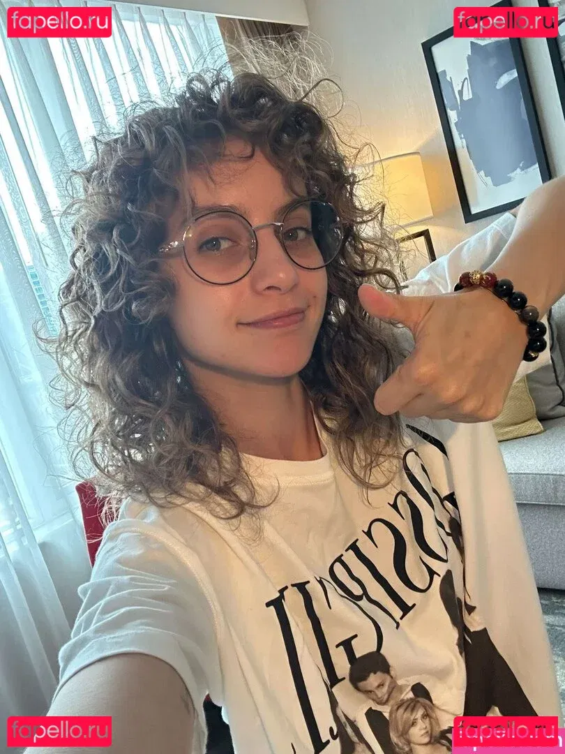 Laure Valée Onlyfans Photo Gallery 