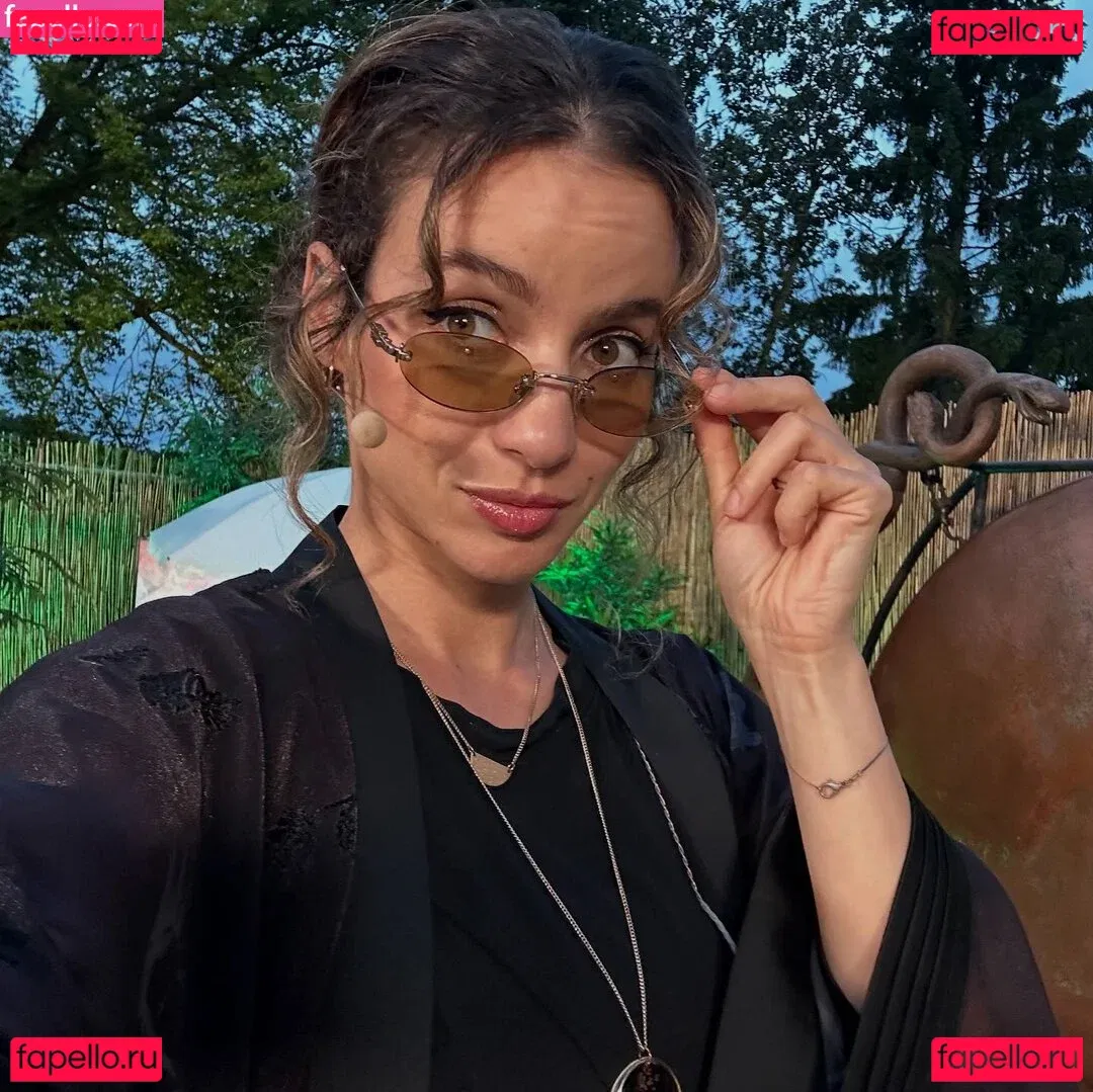 Laure Valée Onlyfans Photo Gallery 