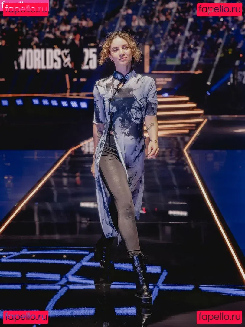 Laure Valée Onlyfans Photo Gallery 