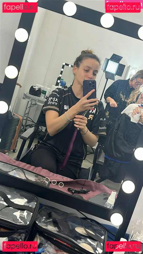 Laure Valée Onlyfans Photo Gallery 