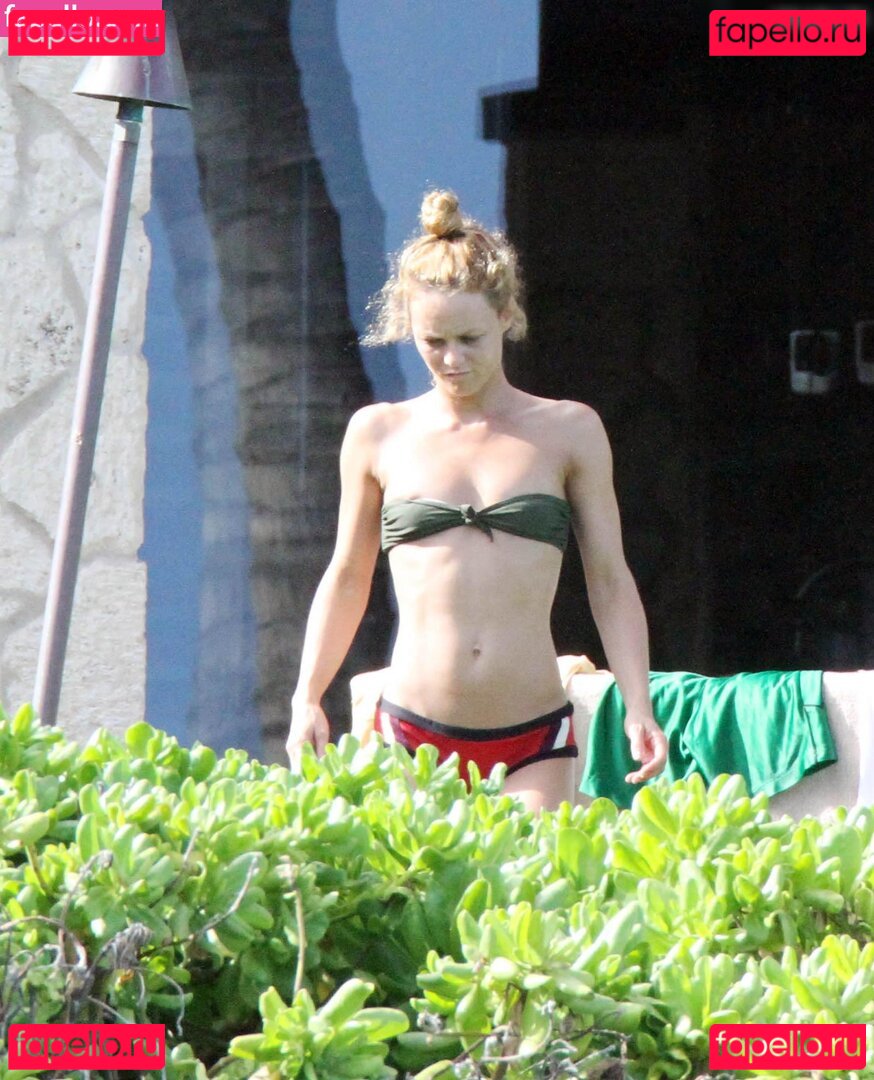 Vanessa Paradis Nude Onlyfans Photo 38
