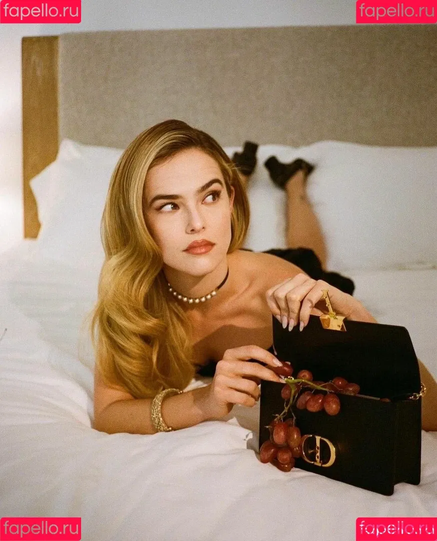 Zoey Deutch Onlyfans Photo Gallery 