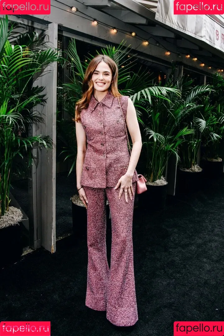Zoey Deutch Onlyfans Photo Gallery 