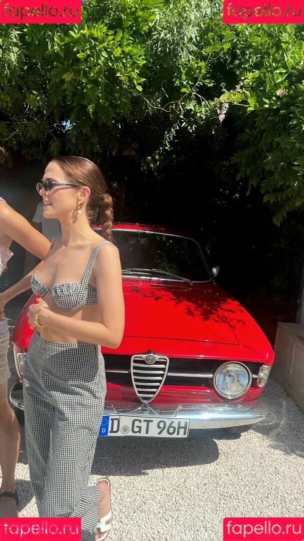 Zoey Deutch Onlyfans Photo Gallery 